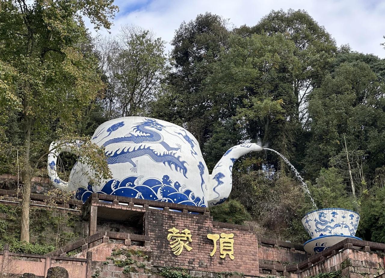 蒙顶山奖牌攻略
🌟交通攻略
早上七点半成都出发一个小时到雅安站
出站后找旅游巴