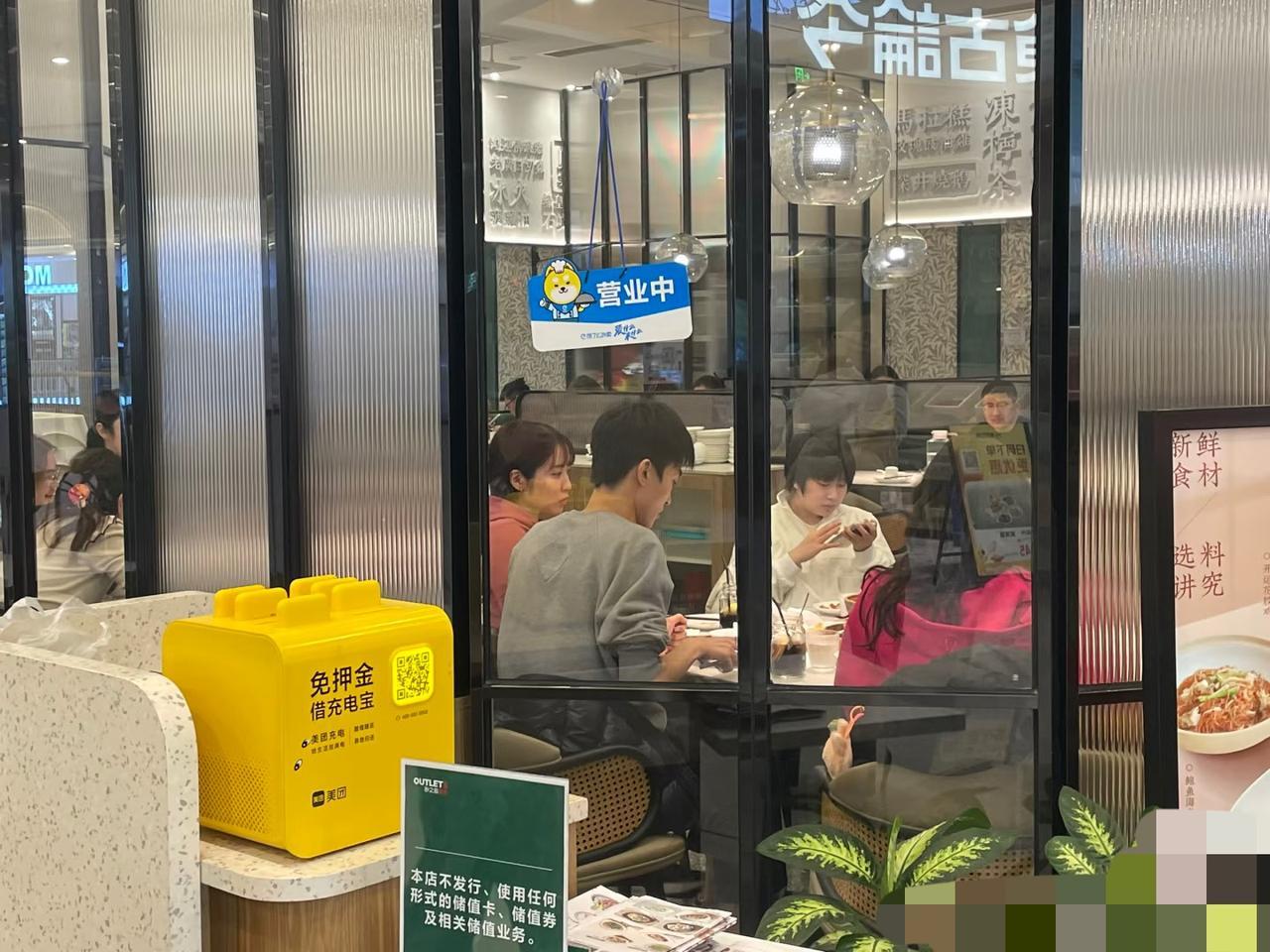 深圳大学夺冠后去吃庆功宴——孙颖莎如果在场气氛更愉快
深圳大学3:1山东鲁能夺得