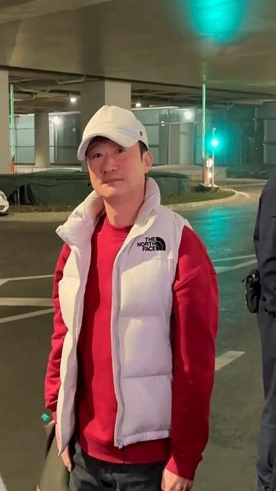 打赢了春节档票房逆跌战的硬汉，却在路演现场被一句“要飞吻”逼得节节败退。
 
5