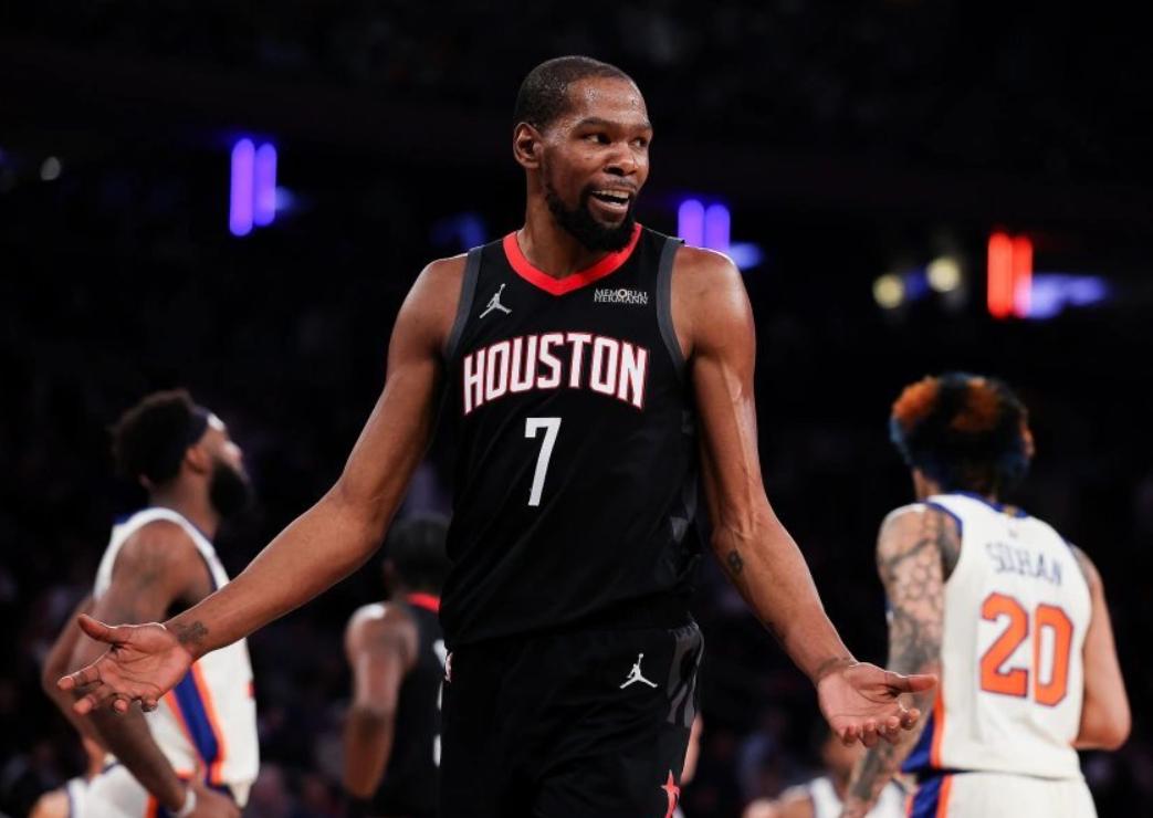 杜兰特今天又打了39分钟！
火箭全队除了阿门，就数杜兰特上场时间最长了，前三节就