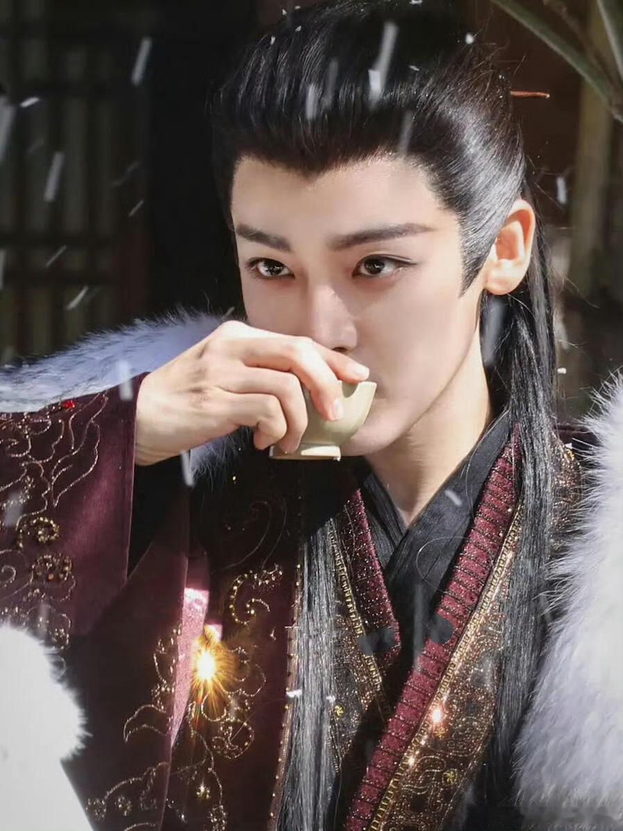 侯明昊演技侯明昊演戏是真的有东西，好多情绪都不用说出口，一个眼神、一次停顿，全在