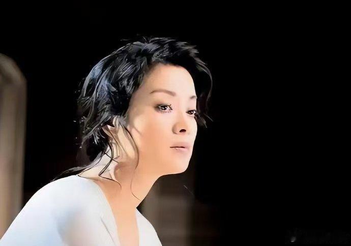 歌手总决赛毛阿敏第一次来歌手当歌声归于平静，毛阿敏带来掷地有声的感言，音乐属于每