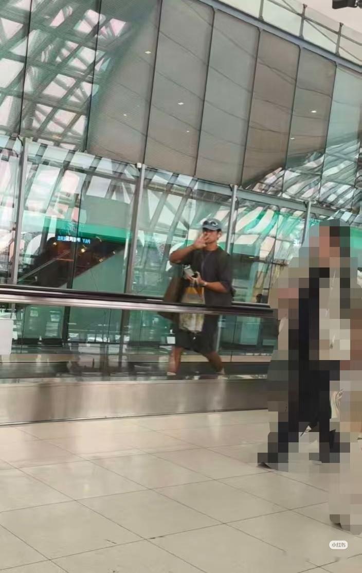 彭于晏[超话]偶遇彭于晏 哪怕低调如Eddie但也会被掠过的身影瞬间吸引😊[奶