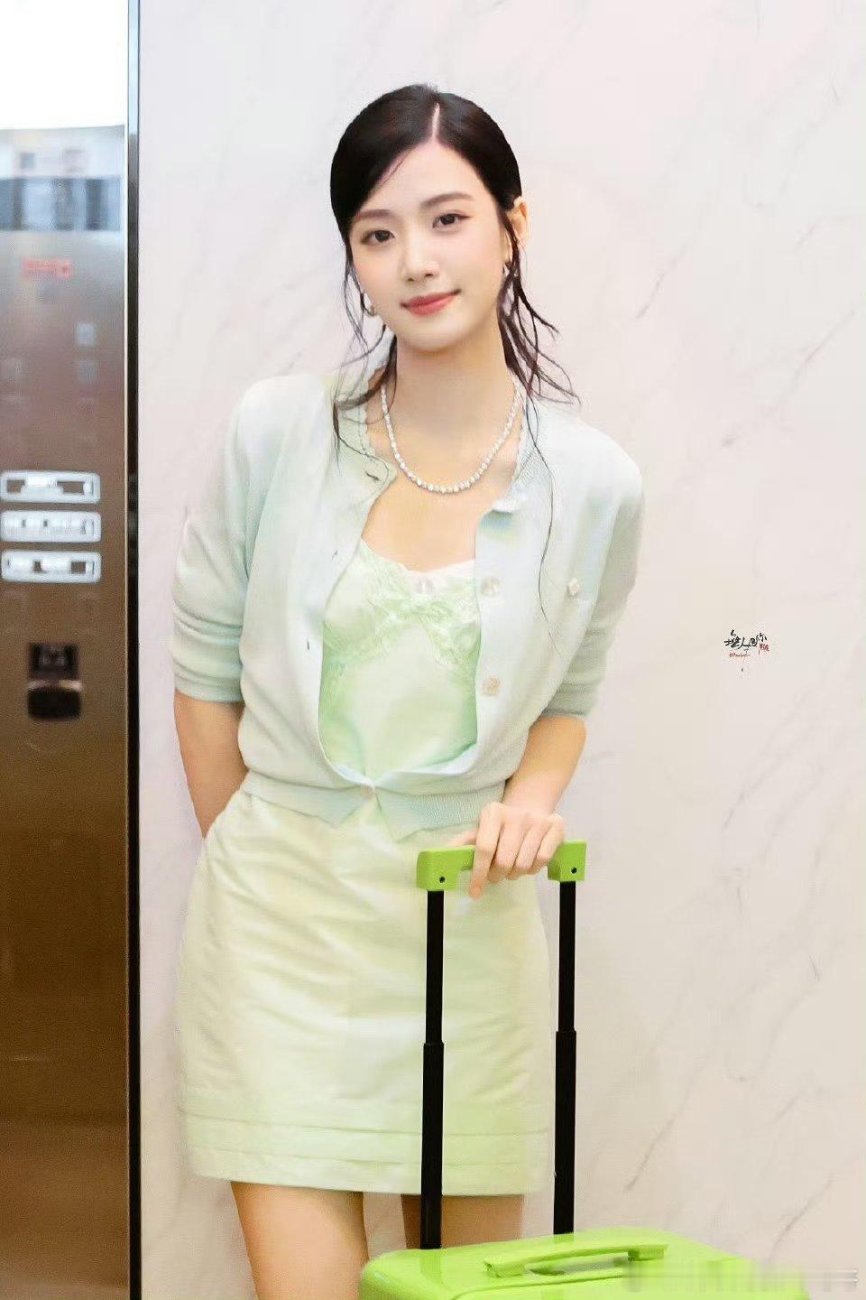 卢昱晓你好星期六上班路透，今天是青提味的小蛋糕[好喜欢] ​​​
