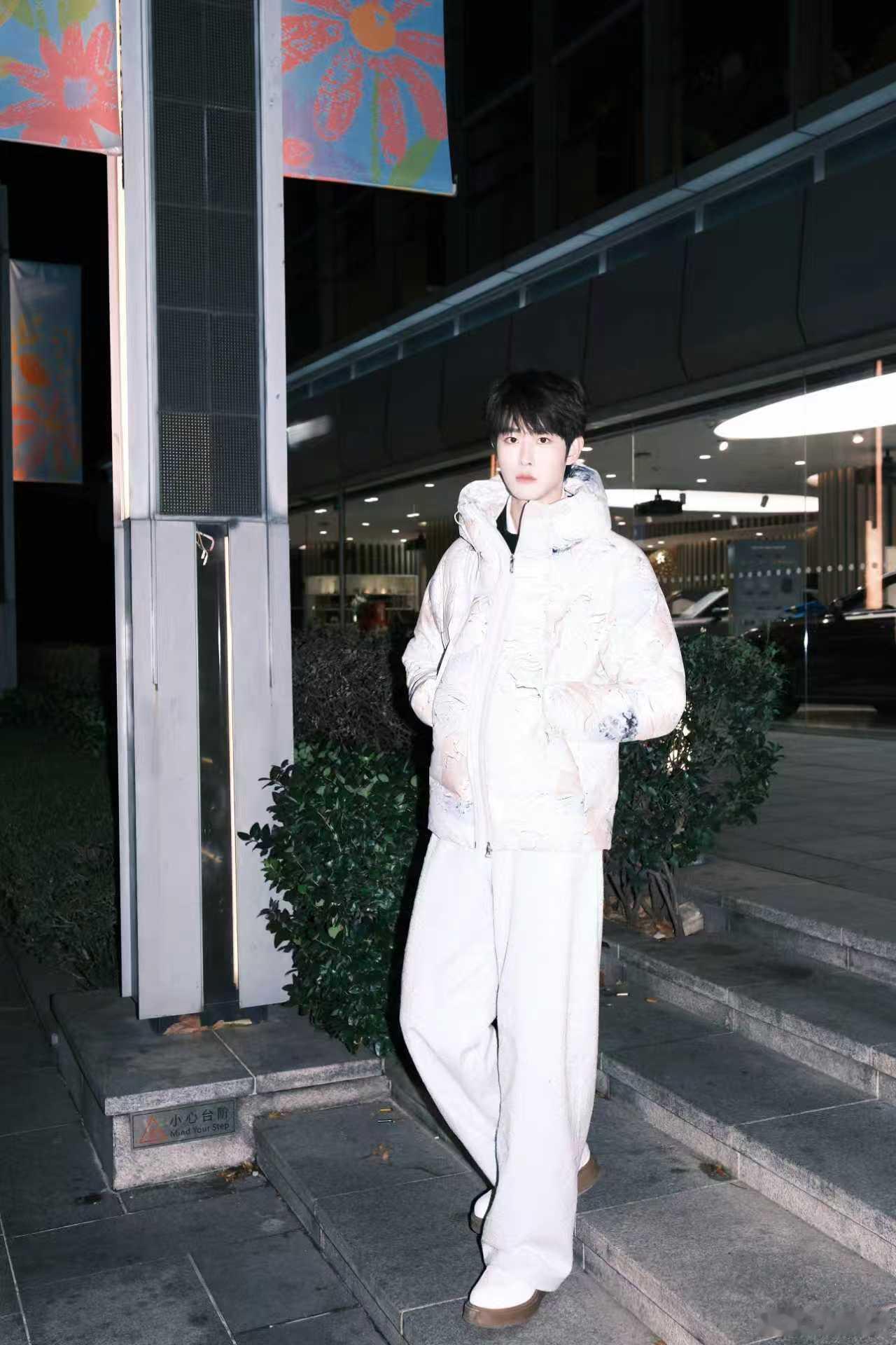 田嘉瑞野生街拍plog 田嘉瑞野生街拍plog来啦！ 白色印花羽绒服顺毛造型清爽