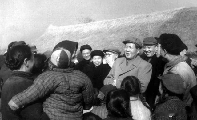 1949年国民党上将托人送战刀，毛主席接过当场表态：我要见他！背后故事远没那么简