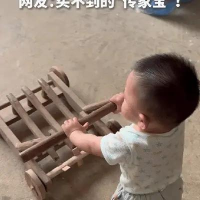 "没想到上人民日报了！"江西上饶一位宝妈拍下自家画面，小宝宝扶着旧木推车学走路，