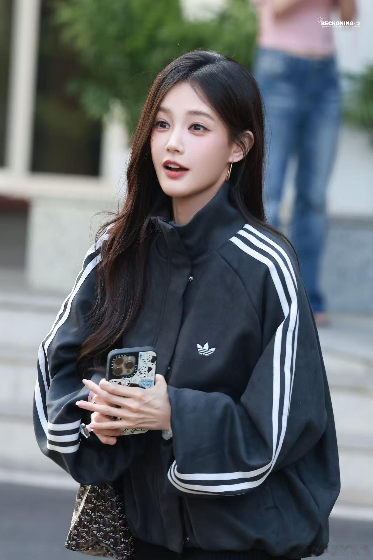 李一桐互联网没有你在乎的人了吗 别人直播端庄女神范，李一桐直播疯狂刷梗整活，正太