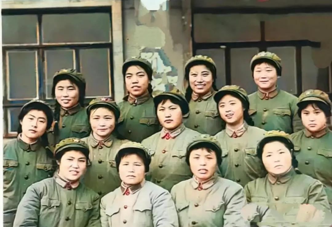 50年代的一排女战士留下的影像。

照片中这一排女战士圆圆的脸庞，个个浓眉大眼透