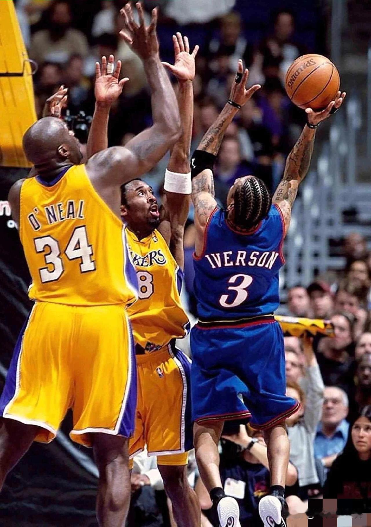 艾弗森真的很矮，1米8的身材，在普通人的周围还算可以，可在巨人堆里NBA球场上，