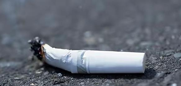 1949年，开国大典前，刘拴虎在天安门广场突然发现一个烟头，而就是这么一个小细节