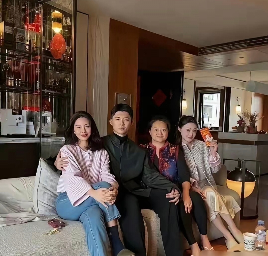 这是杨采钰跟她老公张向荣——福建金鹿集团第三代继承人的全家福，她老公看起来好年轻