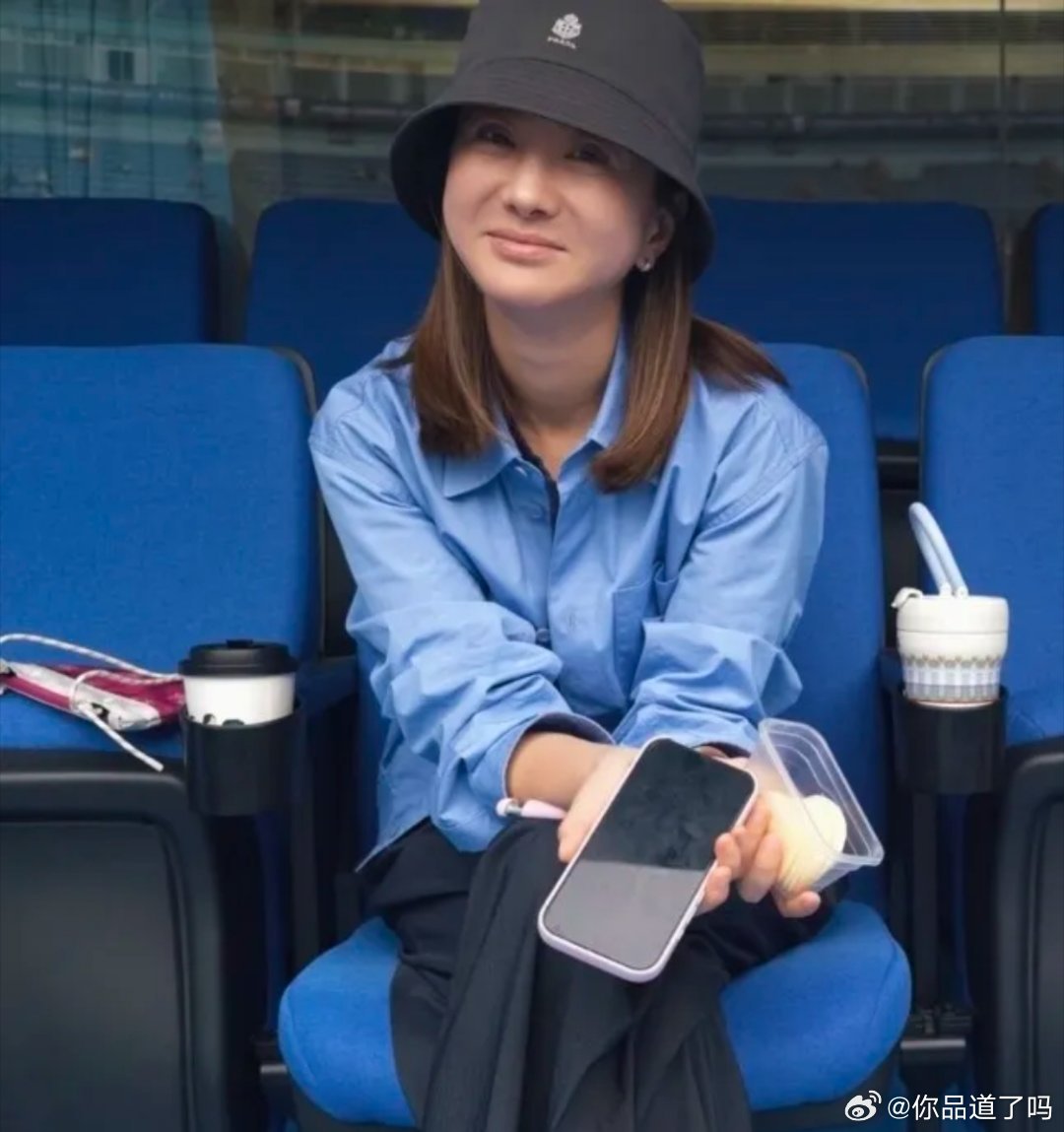 王阳一家三口现身网球赛场看比赛，6岁女儿Molly身上七百多的牛仔服格外吸睛，小