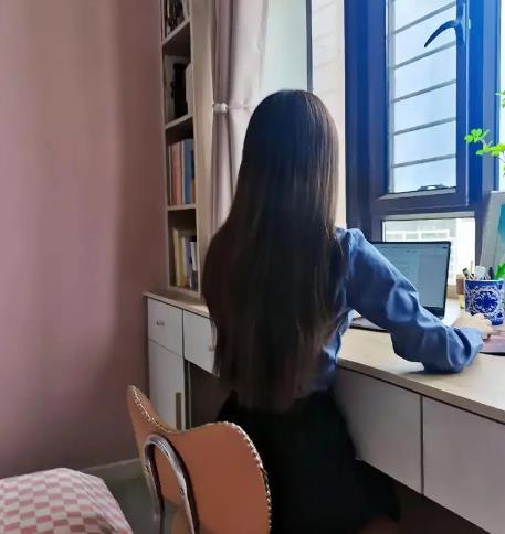 人怕出名猪怕壮，夫妻靠着AI写公众号一年赚两百万，如果悄悄的继续赚，可能就没有这