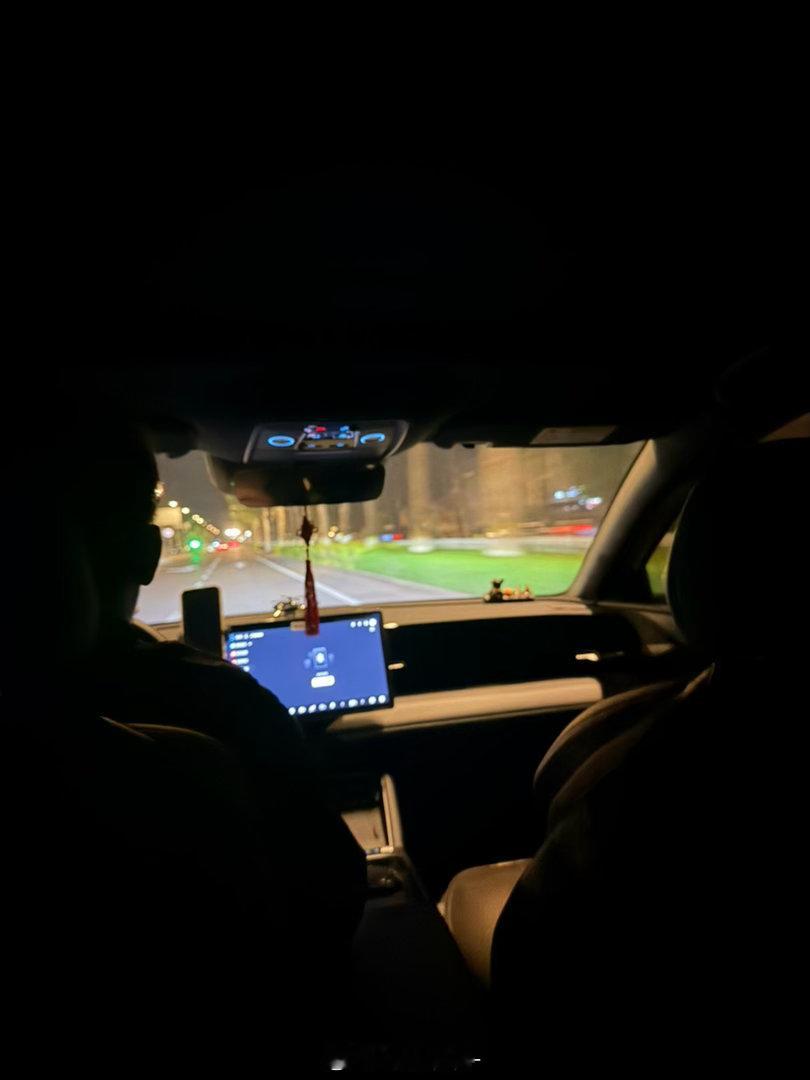 起的太早了，赶7点半的飞机去深圳拍台新车昨天外卖了一个巨好吃的糕点，好吃到我又外