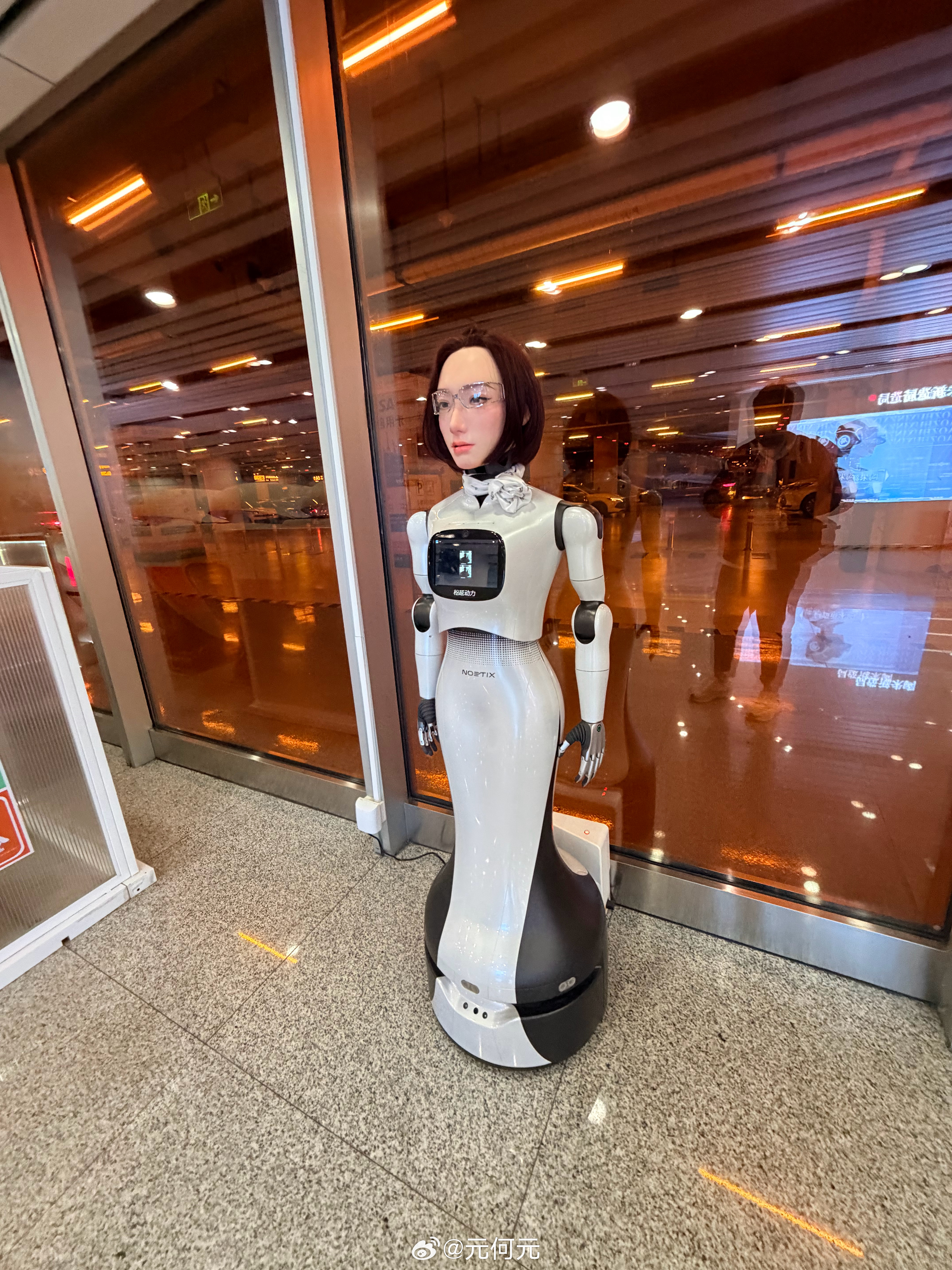 北京T3航站楼停车场的机器人……发际线其实可以再往前点吧