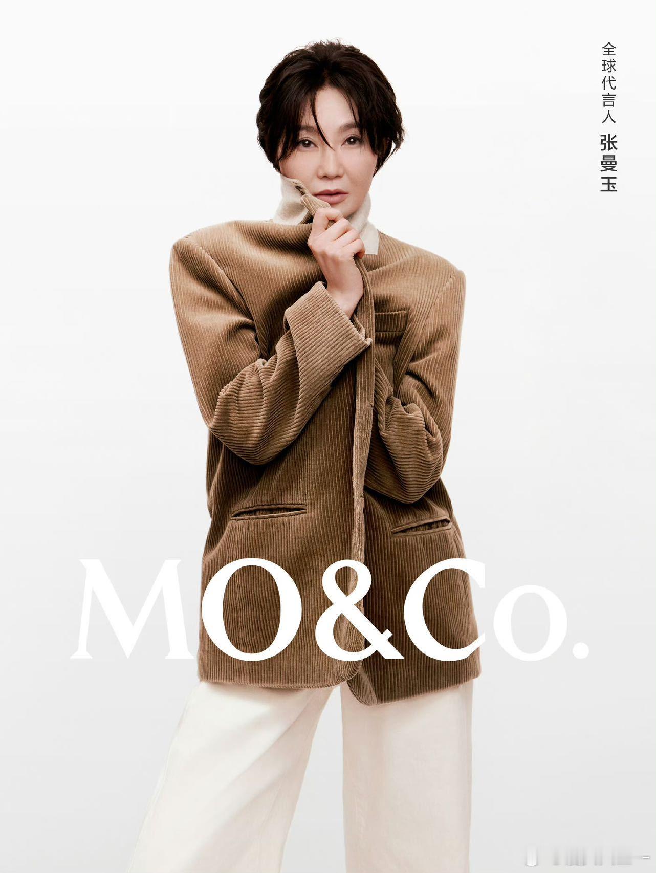 张曼玉牵狗上班 张曼玉牵着狗狗拍的MO&Co.代言短片好松弛，软质针织裹着自在，