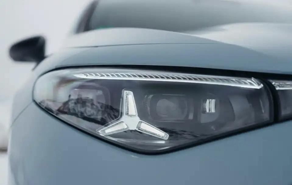 看了奔驰新一代的灯组造型，我想说，尾灯弄一个就算了，前大灯也这么设计？虽然辨识度