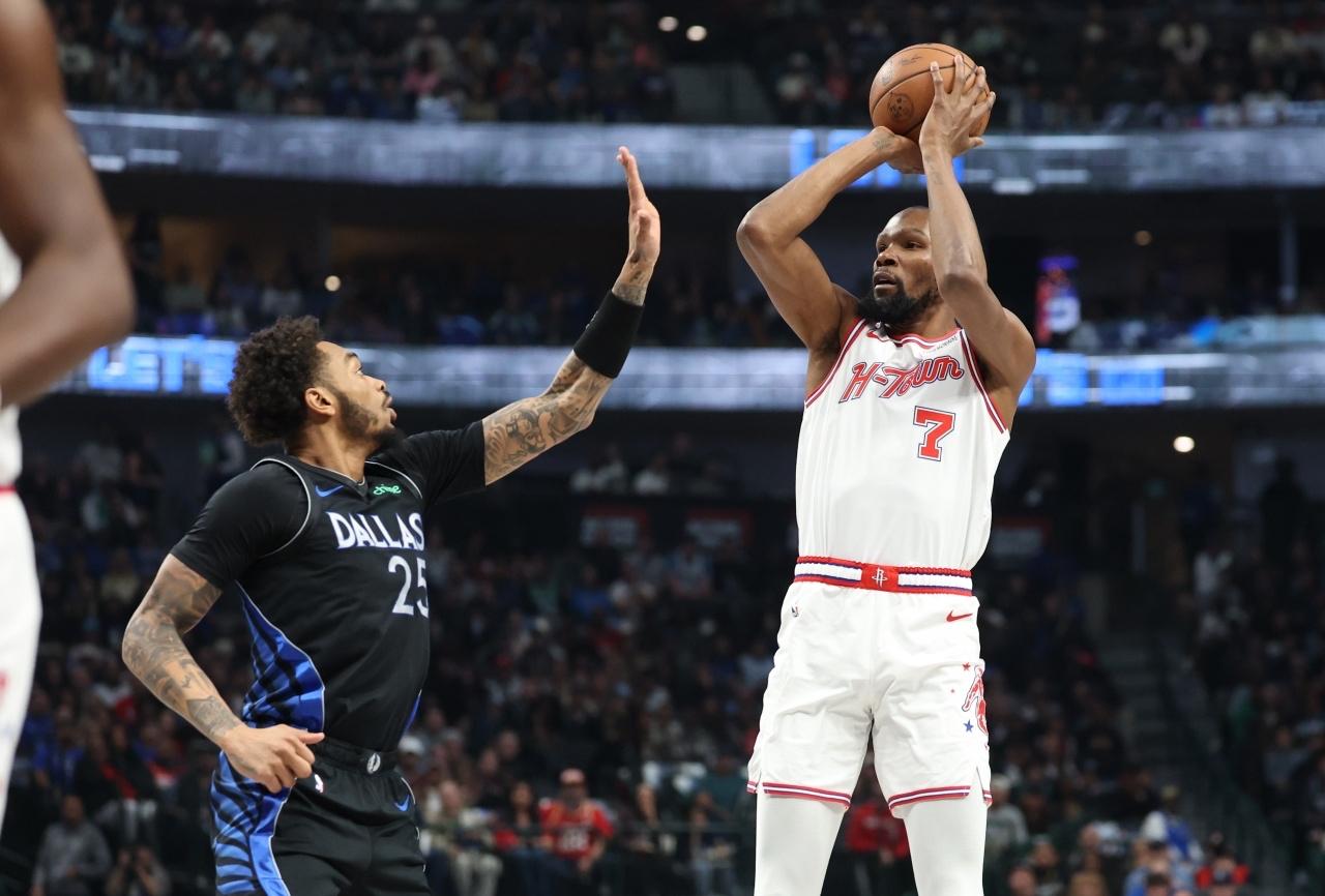 火箭克星！
独行侠这赛季赢了火箭2次，而今天这场，更是帮助他们结束了4连败！
火