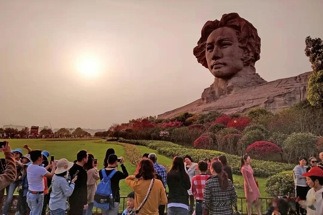 伟人毛主席最霸气的五句话:

1、星星之火可以燎原。
​2、在战略上藐视敌人战术