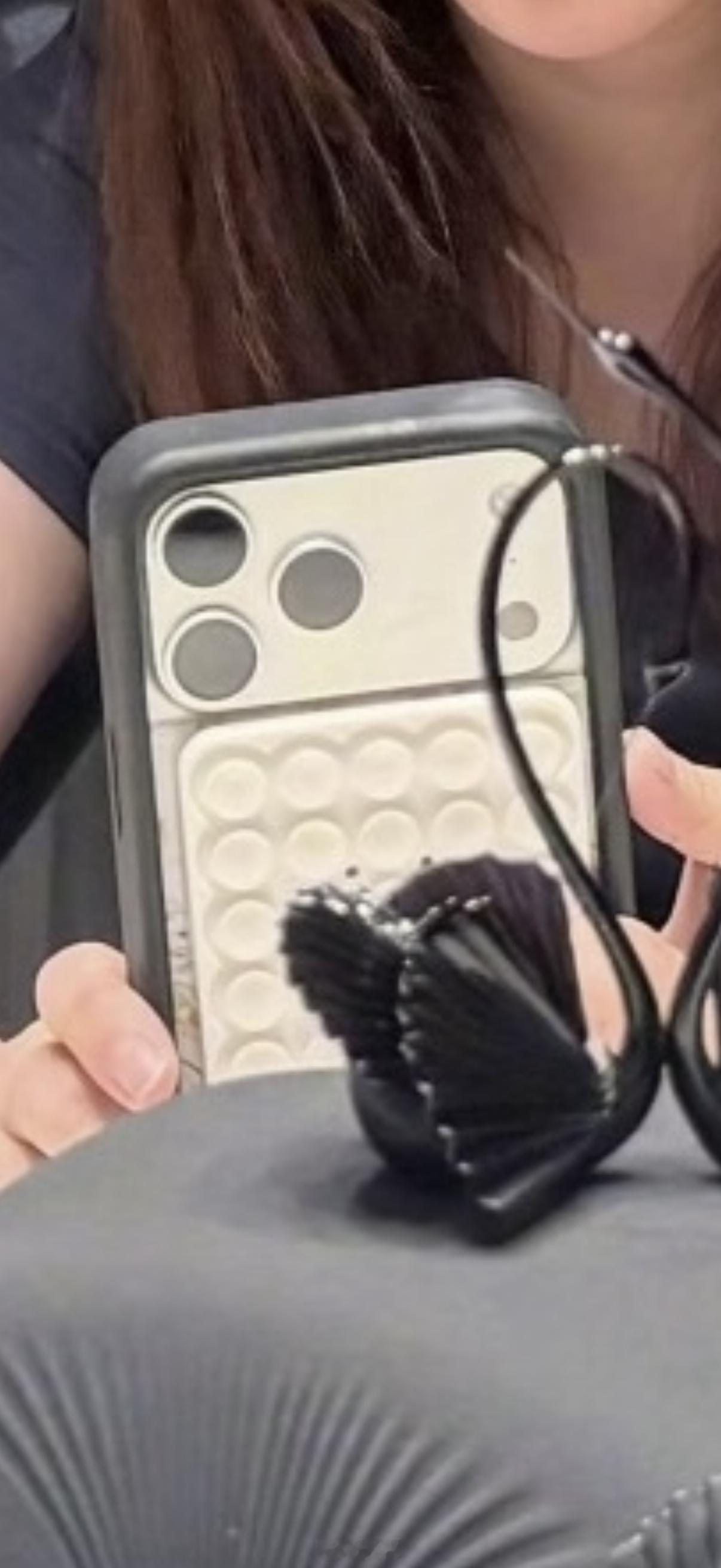 富人新标识：iPhone戴wf手机壳！ 