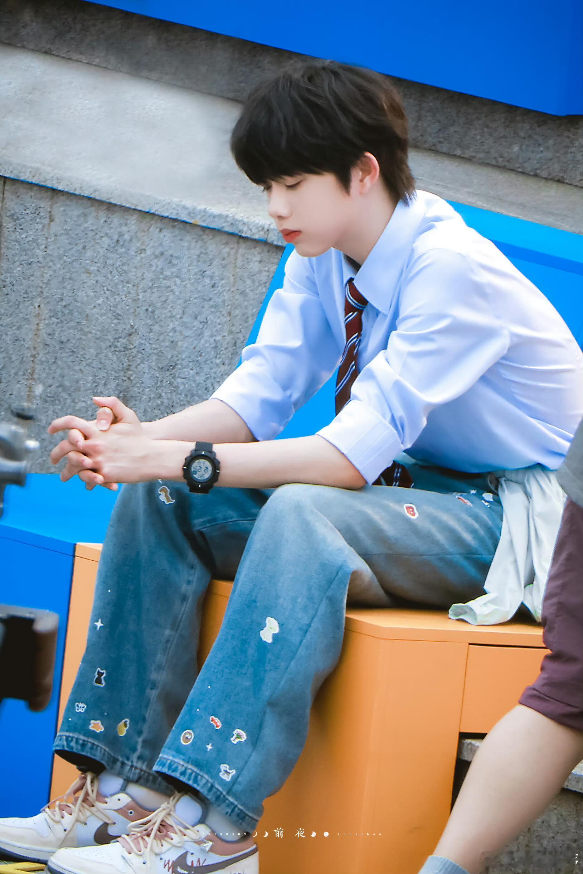 陈奕恒开机照 陈奕恒的颜值真的很能打，开机照里的小卷毛呆萌可爱，配上清爽制服，整