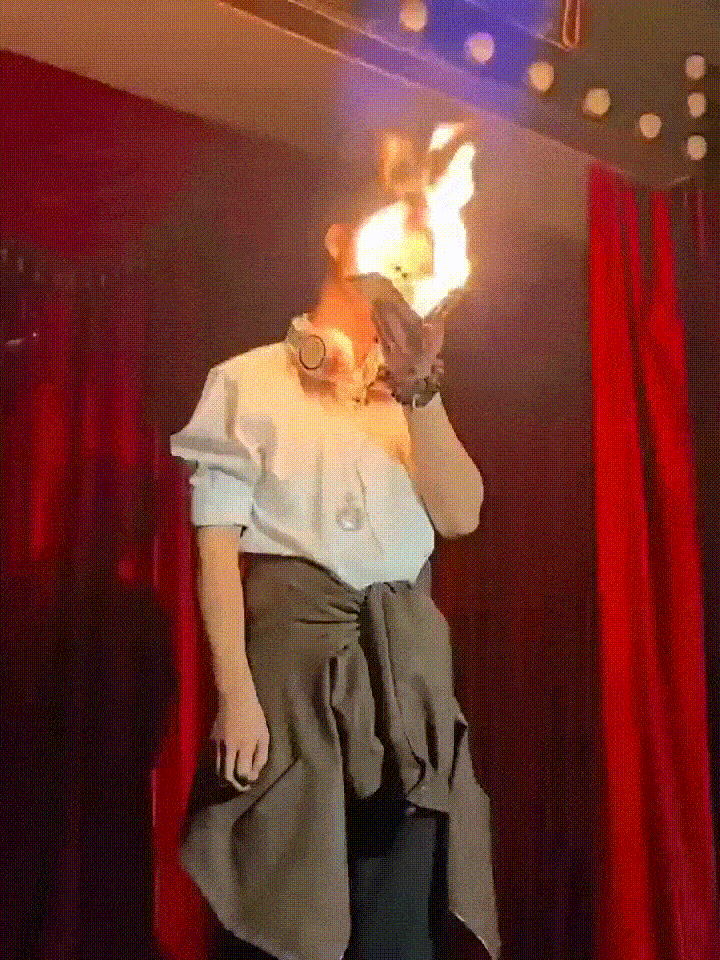 头发上的火也是表演的一部分吗？