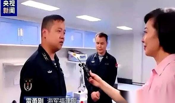 央视镜头扫过福建舰，一个细节让人后背发凉。
上千号人吃饭的厨房，一尘不染，却找不