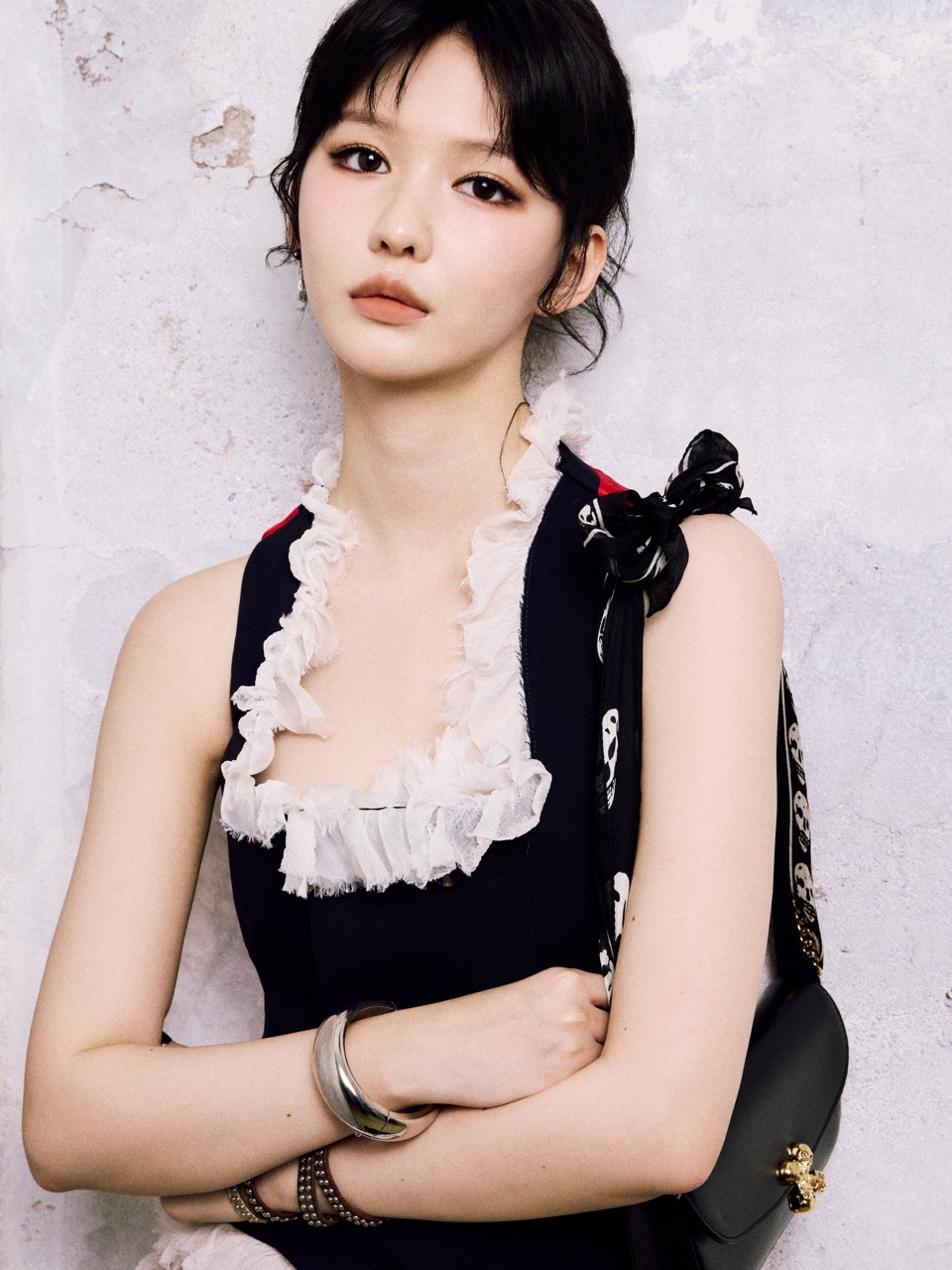 周子玄学院风恶女美学拿捏了 今天新人演员受邀亮相NYLON学院夜时尚派对，一身时