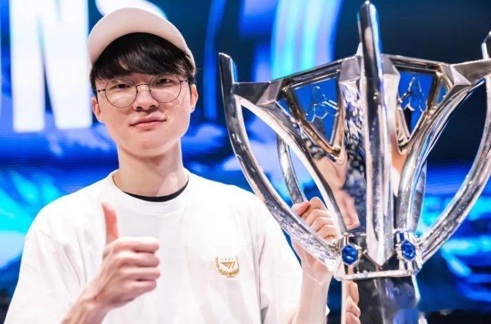 Faker：为了纪念四冠，说不定会给阿狸设计皮肤！可以参考那个冠军之隐的皮肤，也
