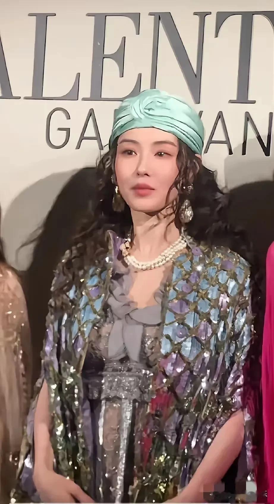 张柏芝和王菲同样的头巾发型，一位五官精致，明艳动人；一位个性十足，气质出众。
都