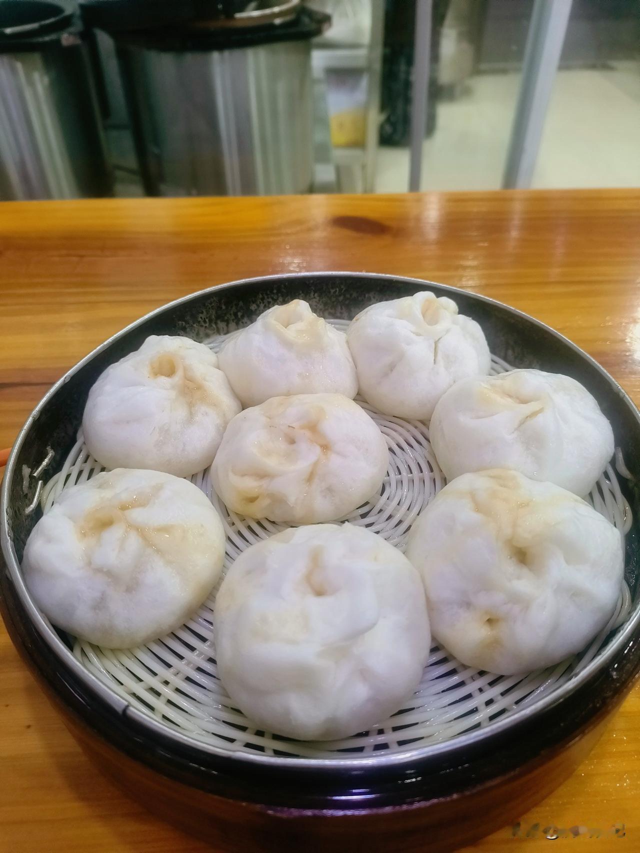 徽州小笼包就是地道的家常口味，皮子软韧适中，不薄不厚，咬开能尝到鲜美的汤汁，肉馅