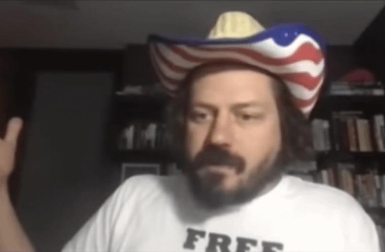 喜剧演员特雷弗·摩尔去世前几小时还在直播，有网友刚发现他的频道，看完直播第二天就