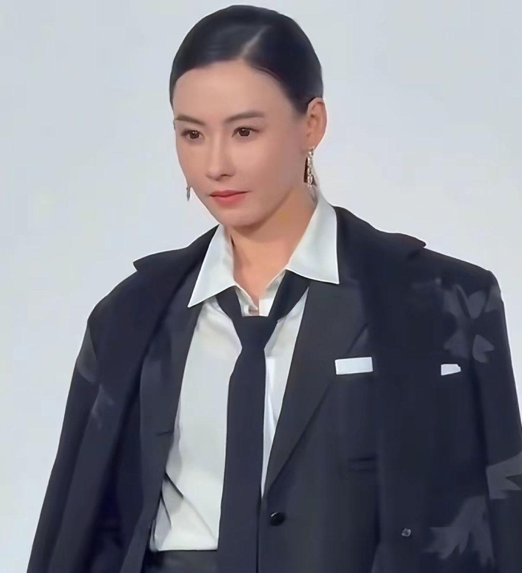 这次我真被张柏芝圈粉了！

香港大火她二话不说捐了100万。要知道她刚复出，养着