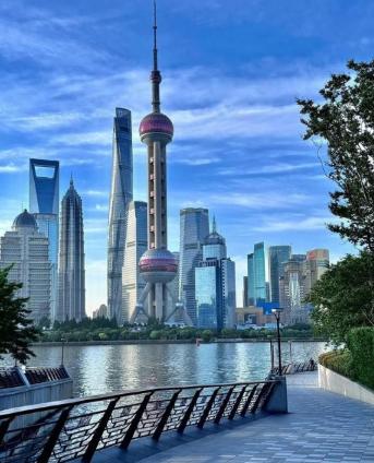 中俄的基本国情是不同的。俄罗斯不缺粮食，不缺能源，关起门来是可以过日子的，而且它