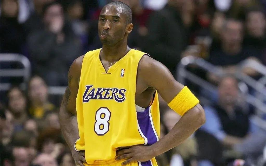 NBA历史上一些最年轻记录的保持者：

- 最年轻的登场球员：安德鲁·拜纳姆，他