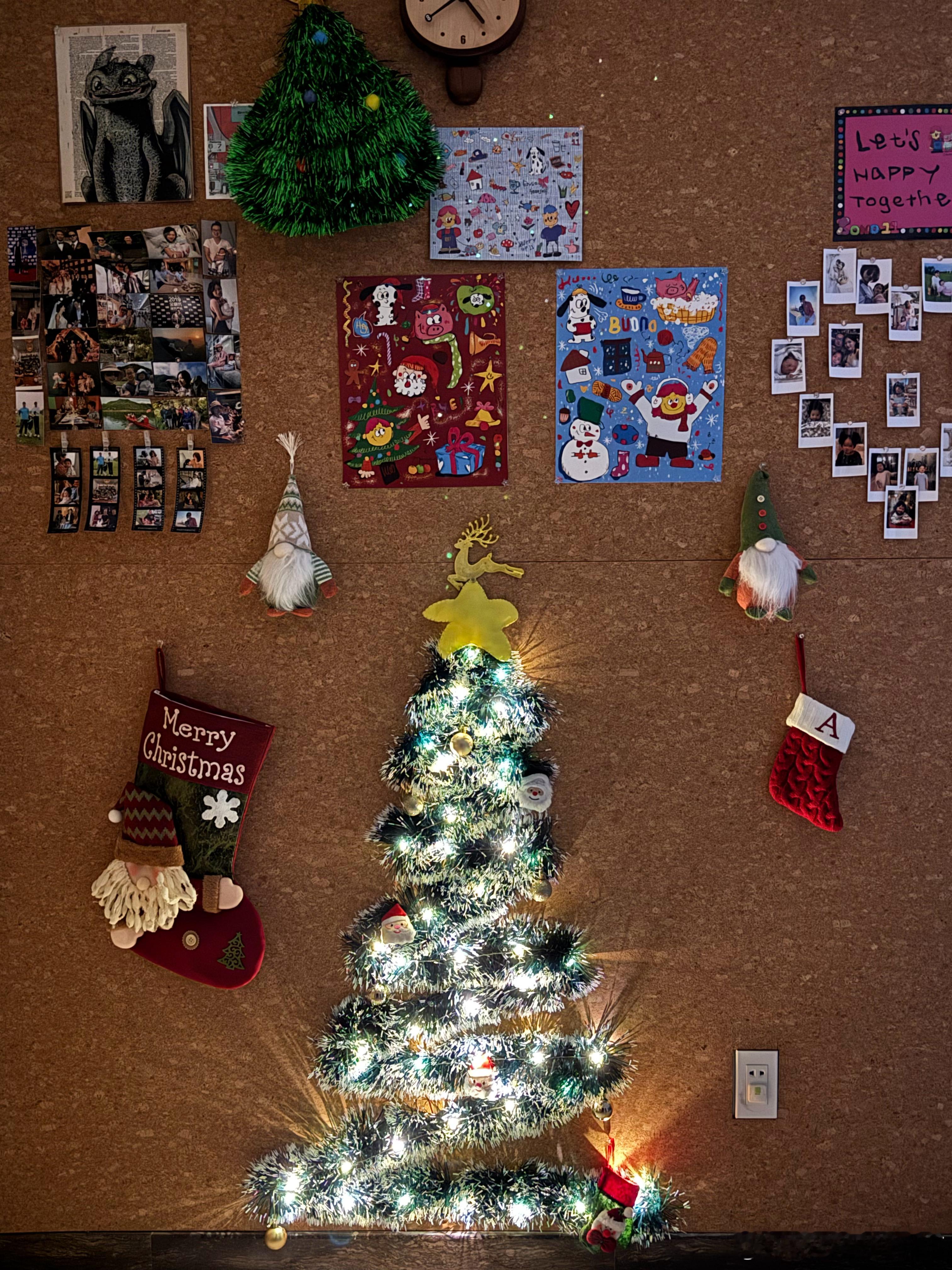 趁着安姐上楼休息了偷偷做了圣诞树🎄明早给她一个惊喜今年的圣诞树成本很低材料才用