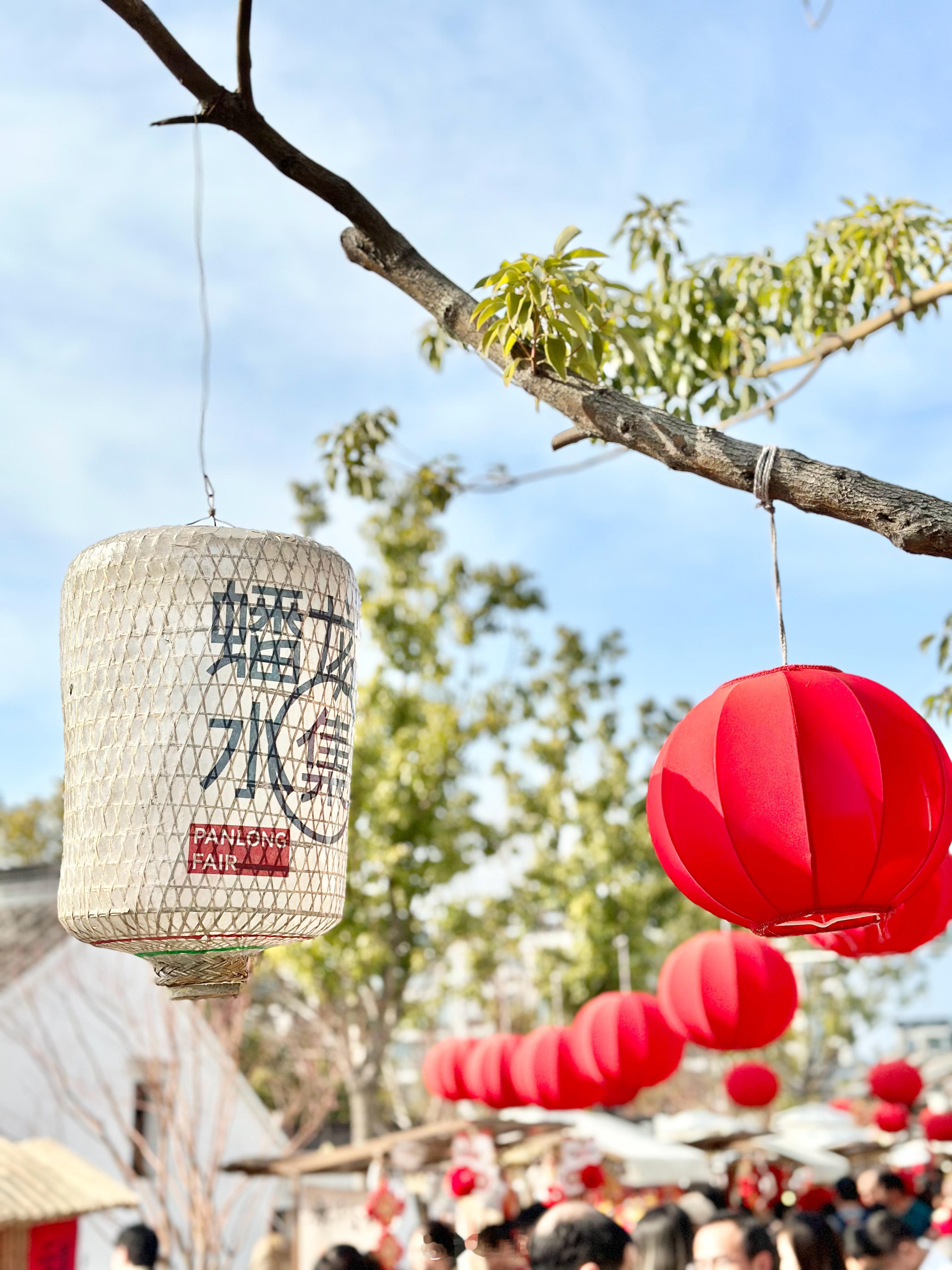 岁序更迭，春节钟声悠扬，乡情浓郁之气，随风而至。兄弟们，可曾闻得那一缕缕故乡之香