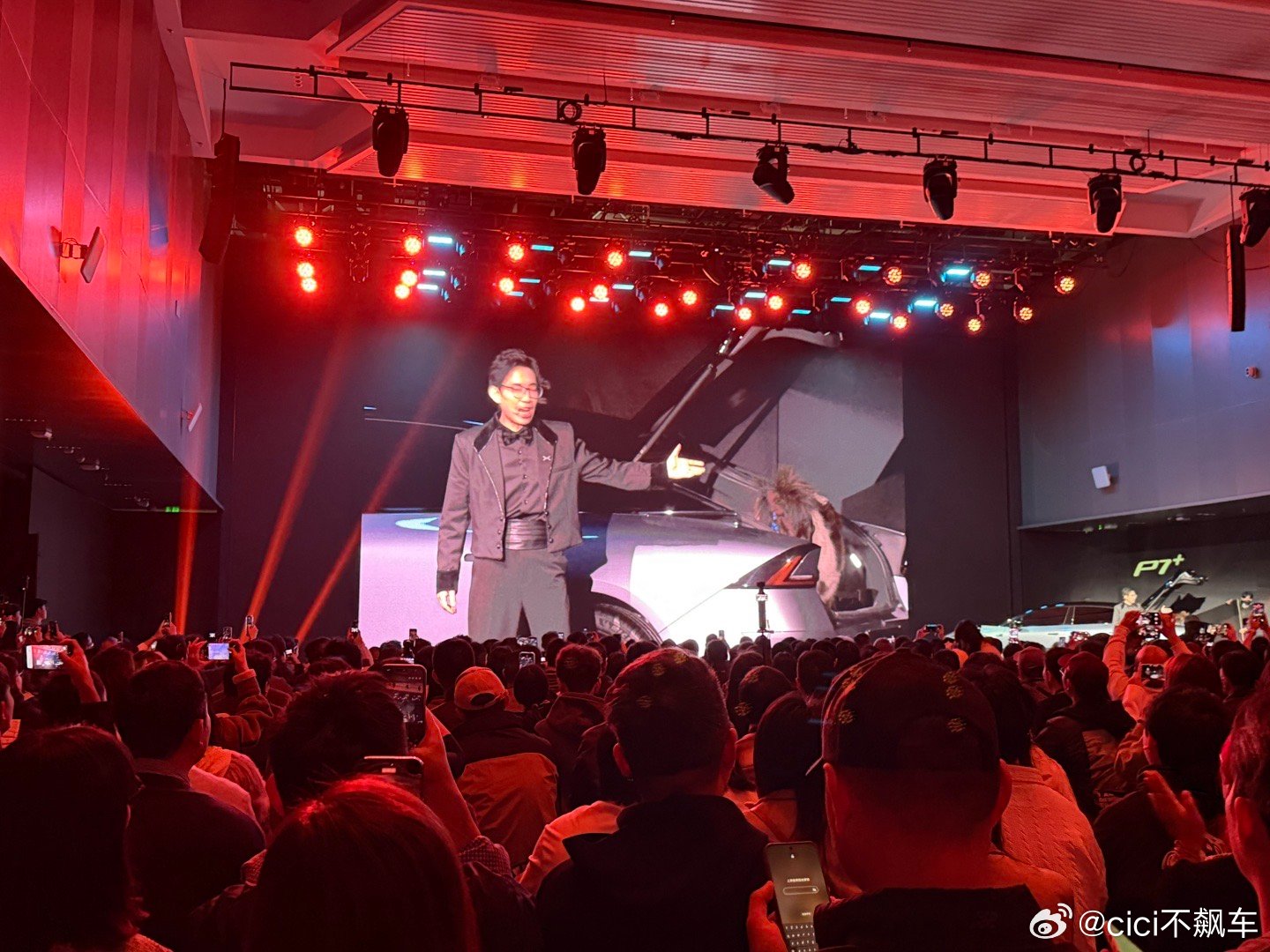 小鹏新春发布会的开场魔术有点意思～P7+后备箱“大变活马🐴”马年应景了👏大v