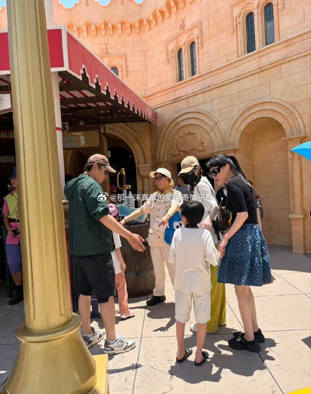 新加坡偶遇唐嫣罗晋一家三口新加坡偶遇唐嫣罗晋一家三口！一沫真挚的情话一沫真挚的情