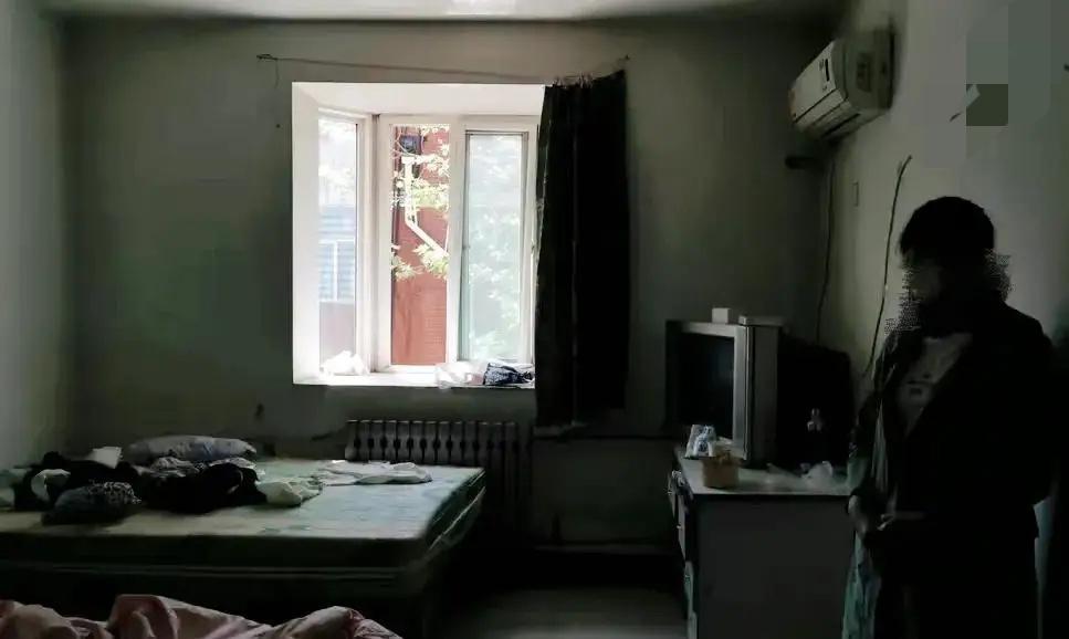 山东一女子，多次带情夫在员工宿舍偷情。一次，两人正在缠绵，被老板发现，情夫试图离