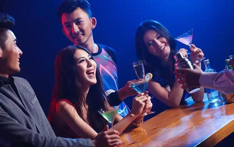 17岁男生去酒吧玩，碰上个大他6岁的陪酒女。两人发生关系后，女方不仅没要钱，还倒