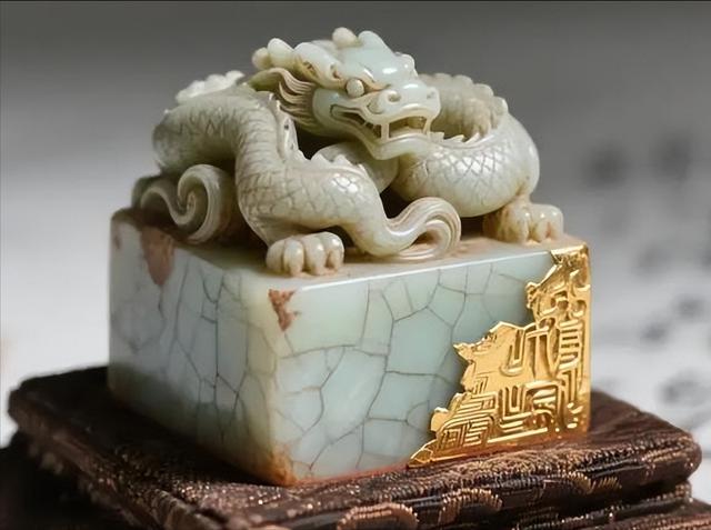 秦始皇用和氏璧刻的传国玉玺，才是正统皇权的唯一标记。

中国古代封建王朝，最看重