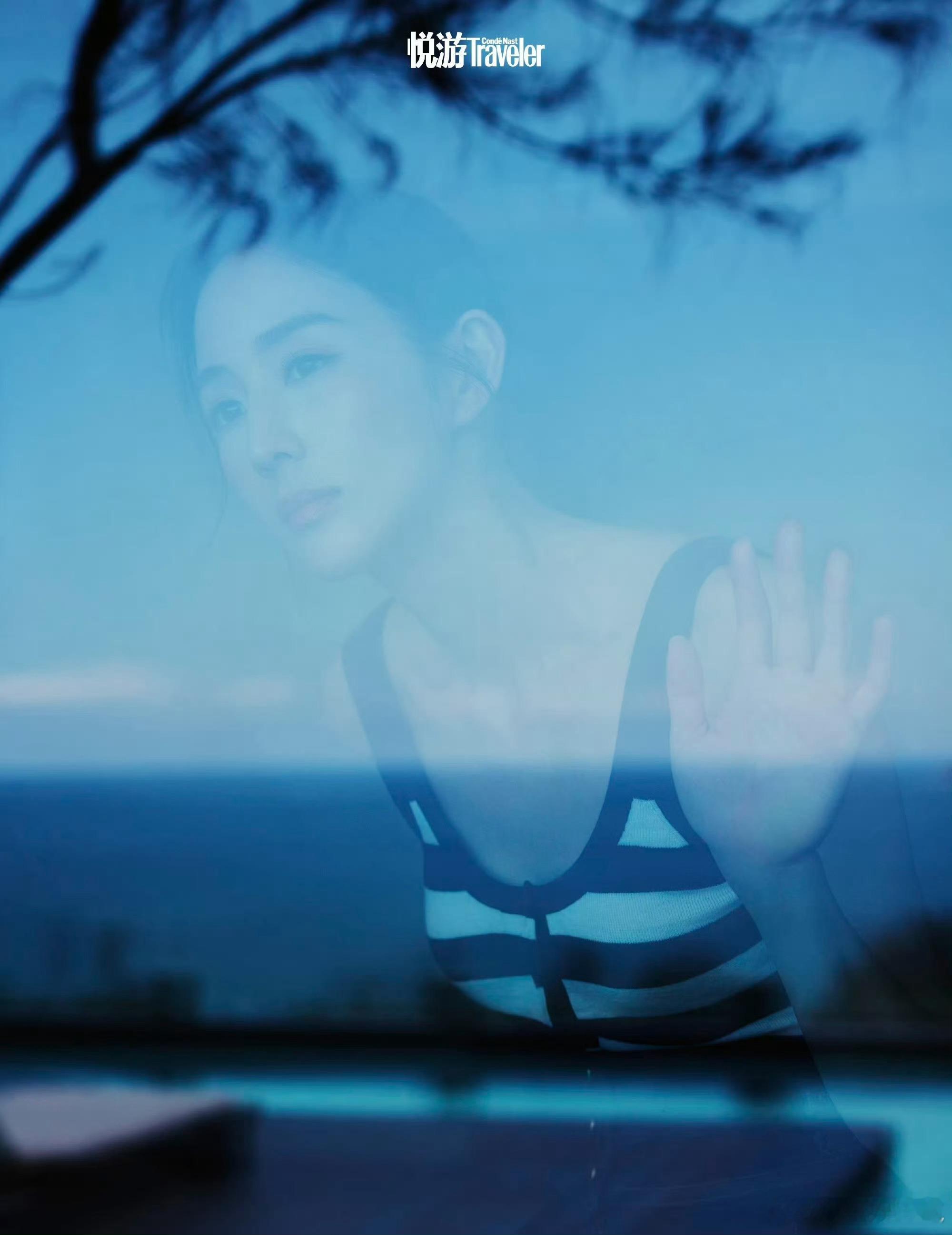 张钧甯杂志状态稳定发力张钧甯杂志封面美我一跳夏日氛围感封面新鲜出炉，沙滩与木屋交