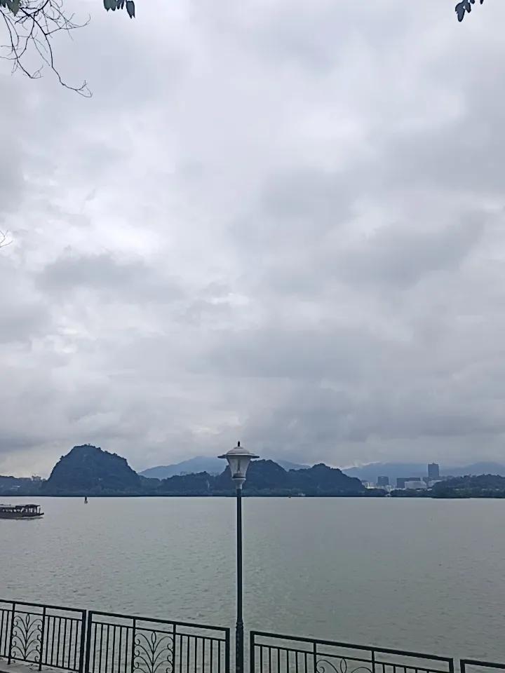 你敢相信吗？这里就是肇庆的七星岩风景区了天空今天是阴暗的，但是还有游客
