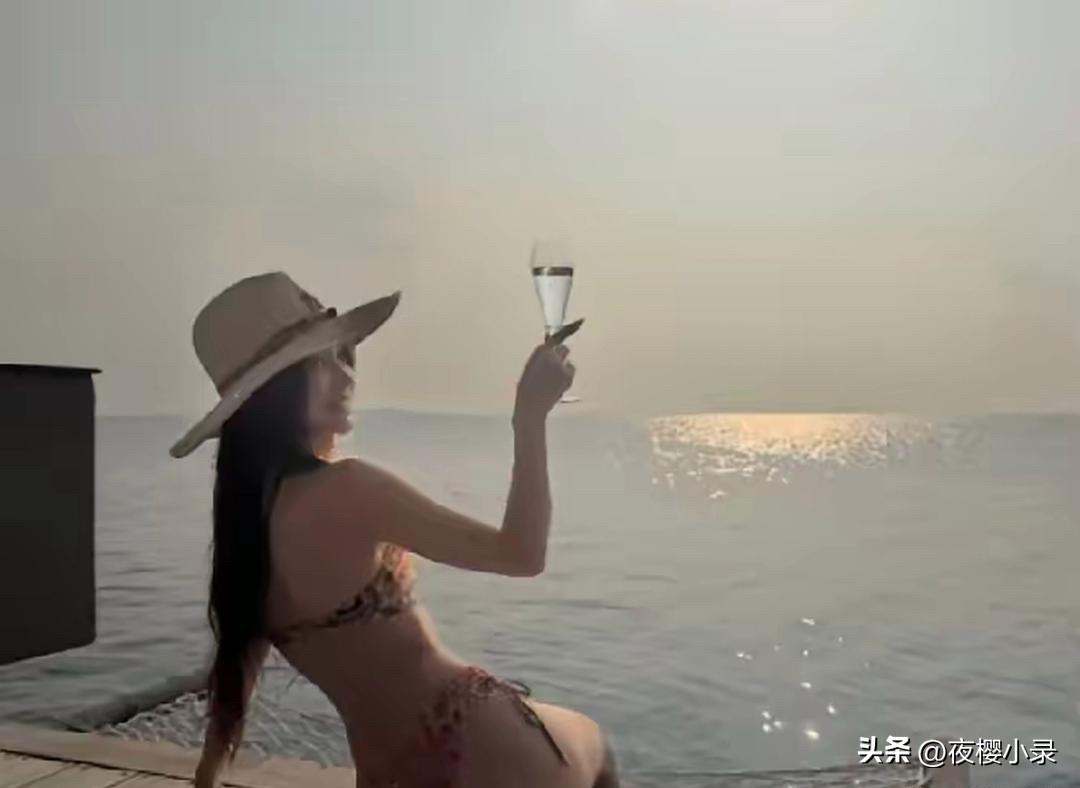 杨颖愚人节晒度假照杀疯了！37岁小麦色身材封神，谁懂啊家人们！Angelabab