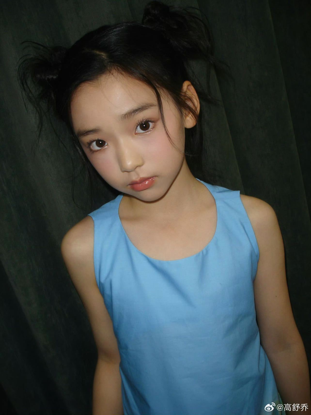 董璇小酒窝去了白鹿演唱会小朋友眼里藏不住的开心，亲临现场为偶像打call，简单的