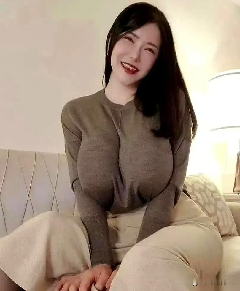 最扎心的不是胖，

而是明明自己拼命减肥，瑜伽垫都快盘出包浆了，朋友圈里晒的草比