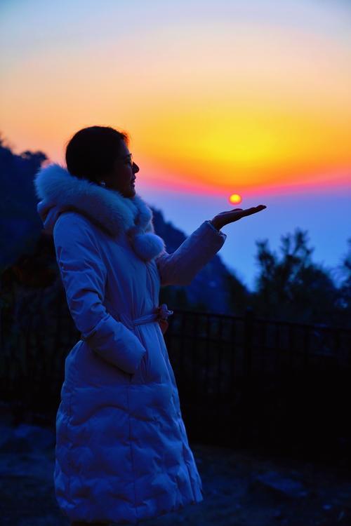 友的上联是：月落相思何处去
我对下联为：日出念君踏征途