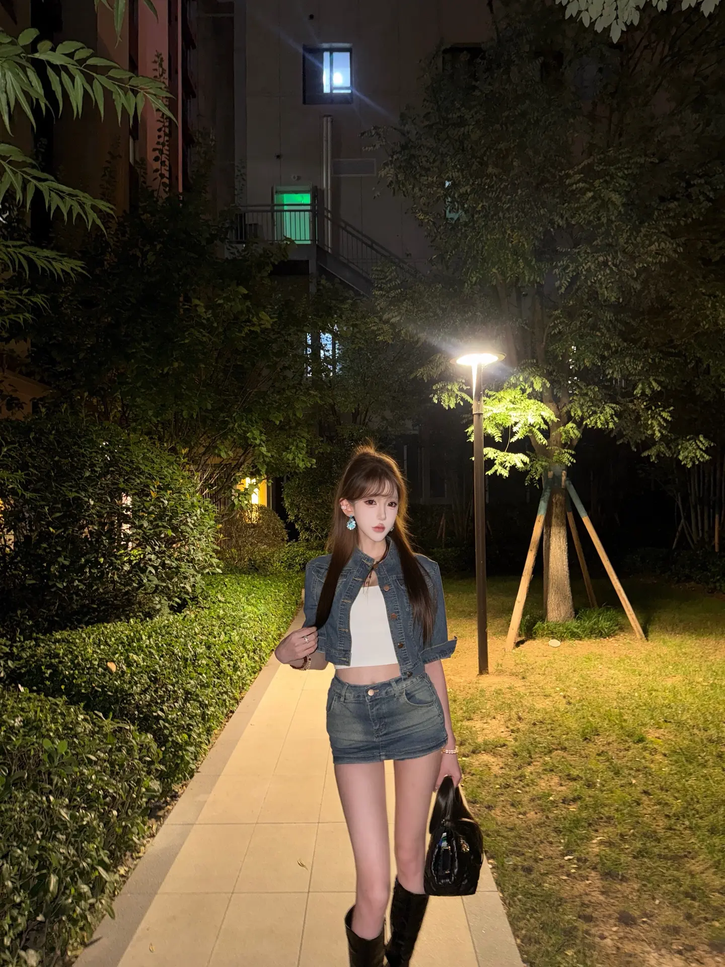 我们都被困在这寂寞的夜晚